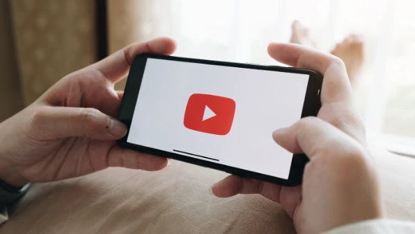 Generación Centennial con Redes Sociales